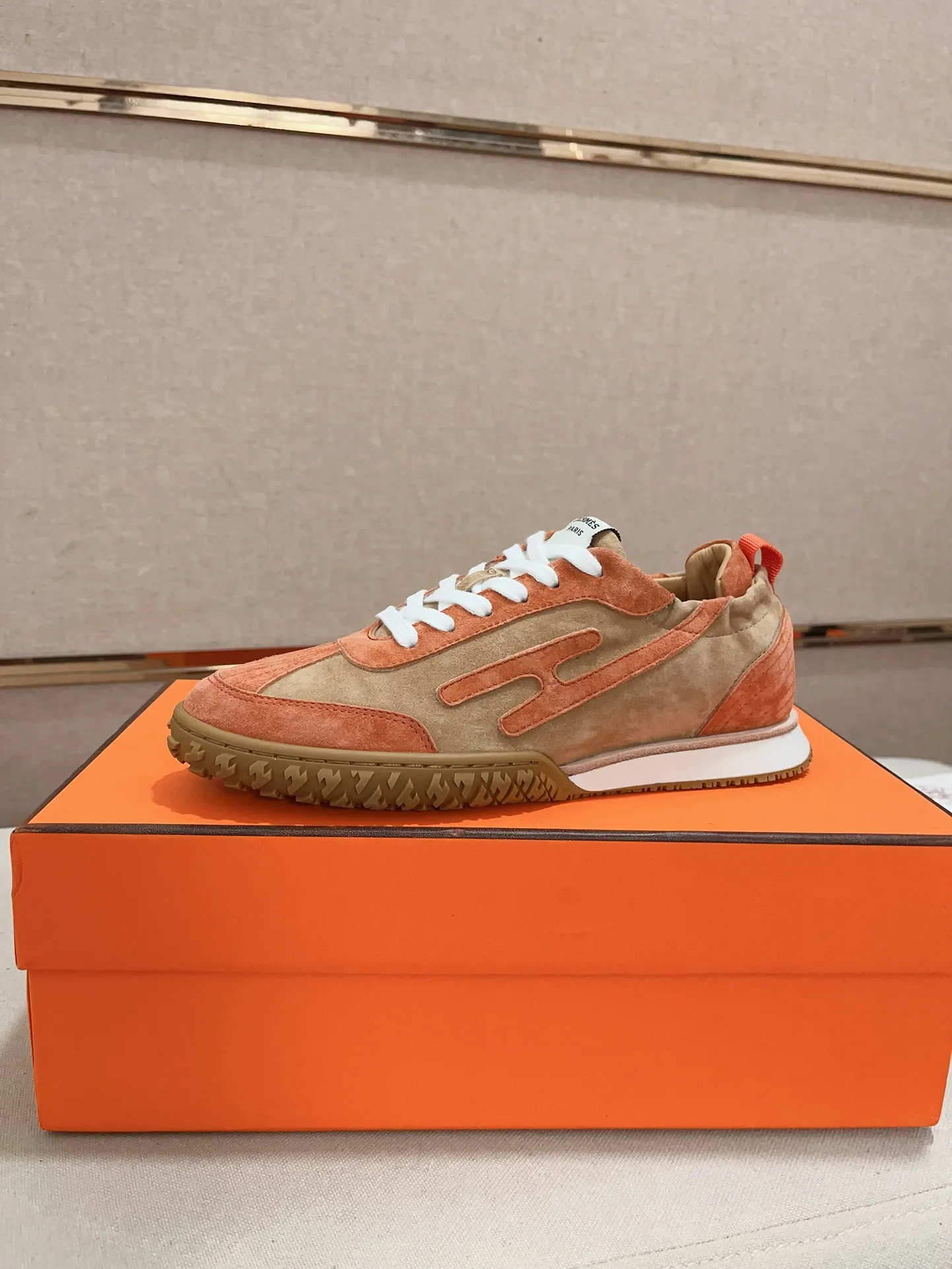 Men's men's shoes 💰: 720💰 Hermes top version # Couple style 💏 24ss casual sneakers Suede goatskin sneakers decorated with contrasting patterns and iconic "H" details, beautifully packaged at the delivery counter 🛍📦 Fabric: suede + cowhide Lining: mixed sheep lining Outsole: original TPU Bottom thickness: 2CM Size: 35-44